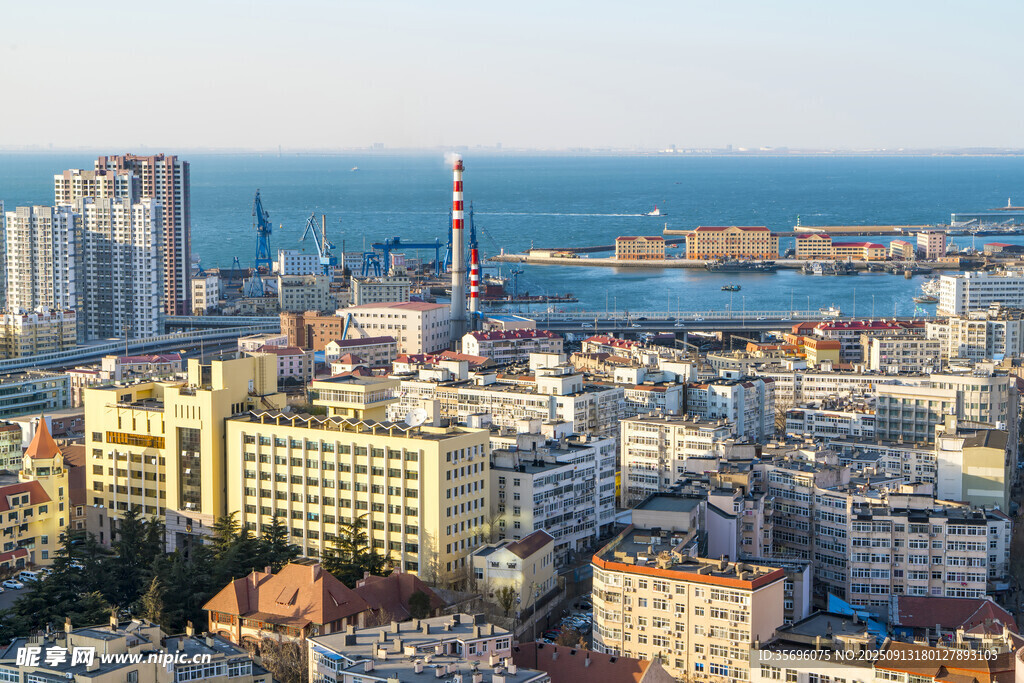 海濱城市俯瞰景觀