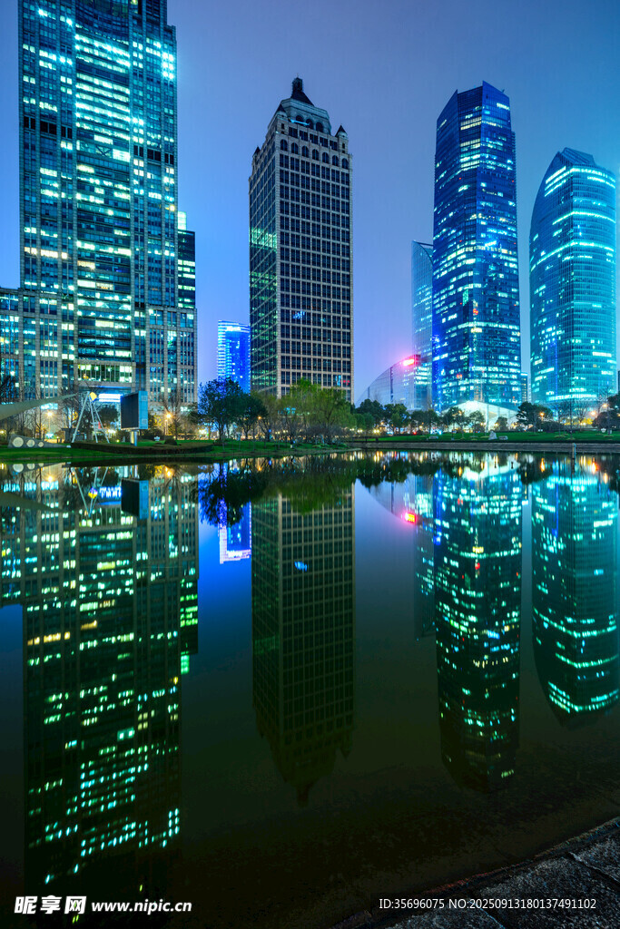 城市夜景湖畔璀璨燈光倒影