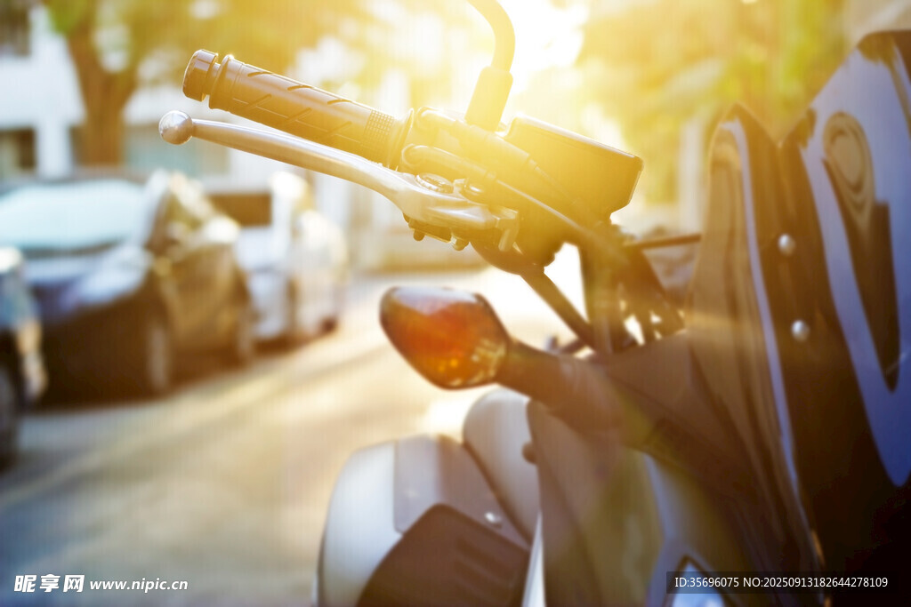 陽光下的摩托車車頭特寫