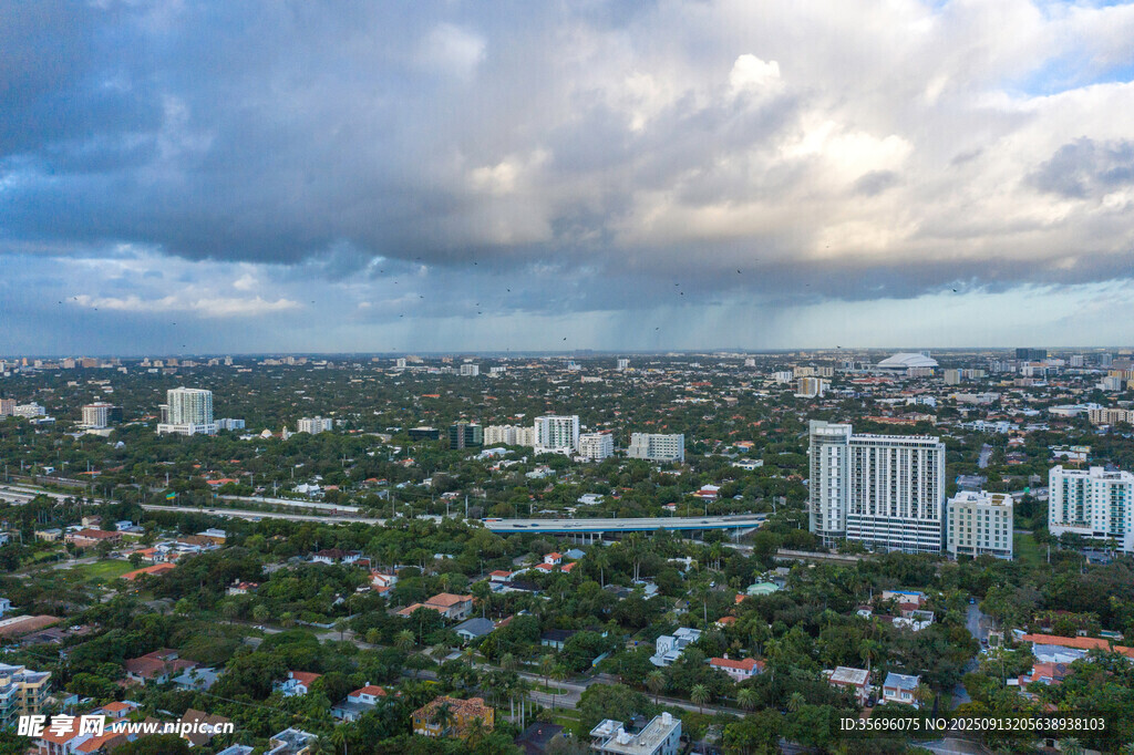 城市天際線與多云天空景觀