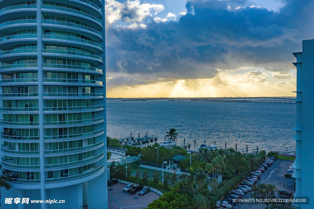 海濱城市高樓間的壯麗日落