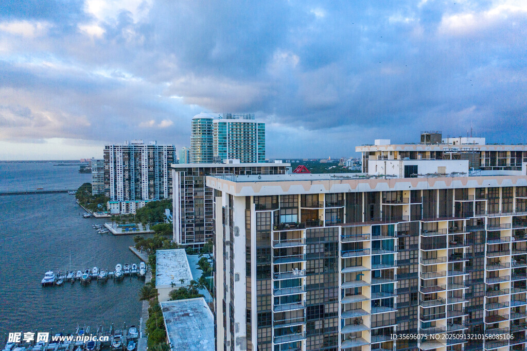 海濱城市高層公寓景觀