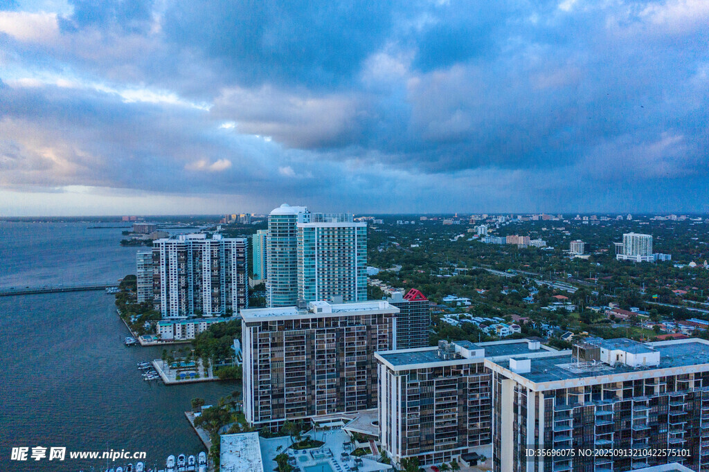 城市海濱天際線景觀