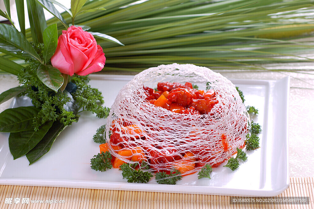 精致擺盤的美味肉絲菜品鳥巢