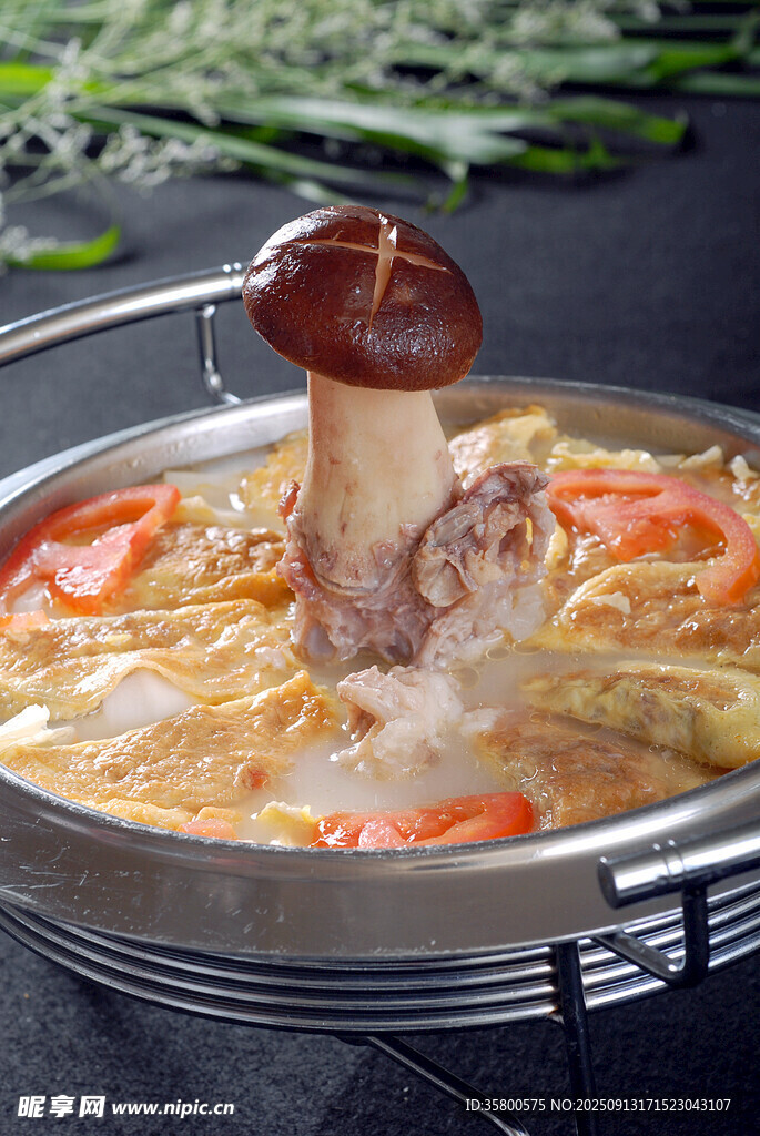 筒骨煮蛋餃