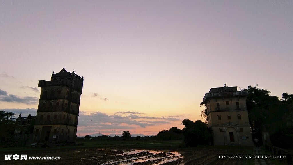 夕陽下的古老塔樓景觀