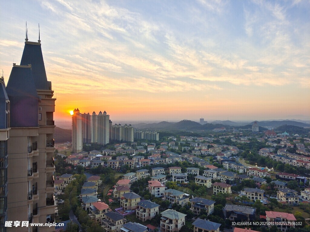 城市黃昏美景與尖頂建筑