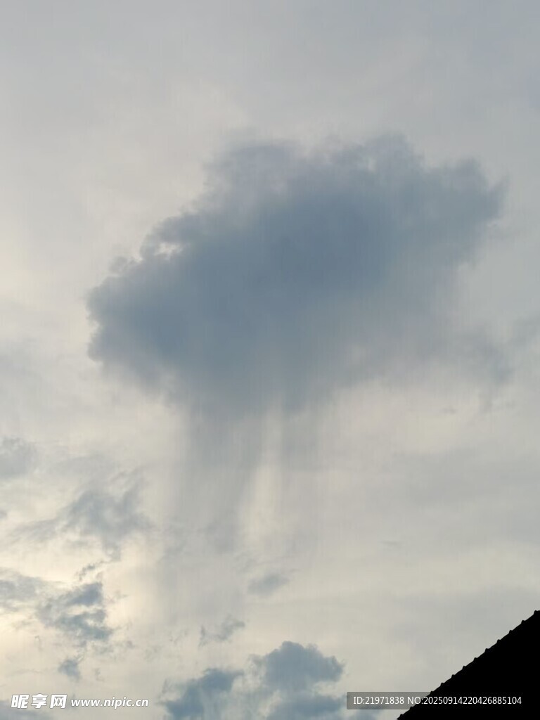 天空中奇特的漏斗狀云彩