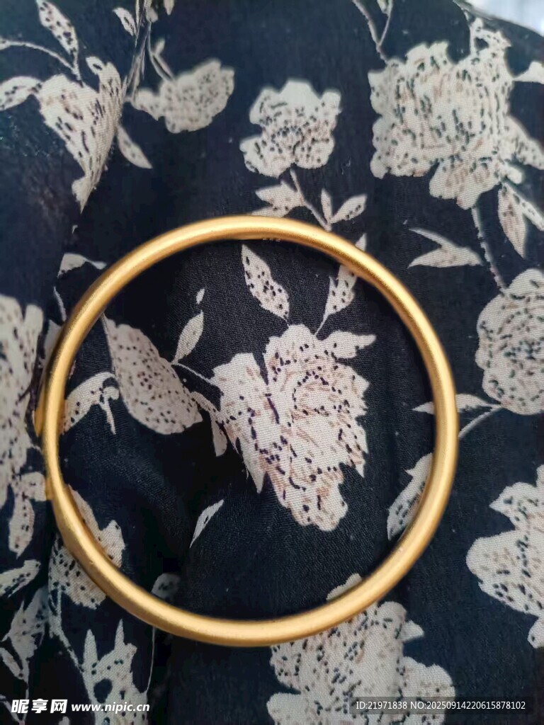 金手鐲置于花卉布料上