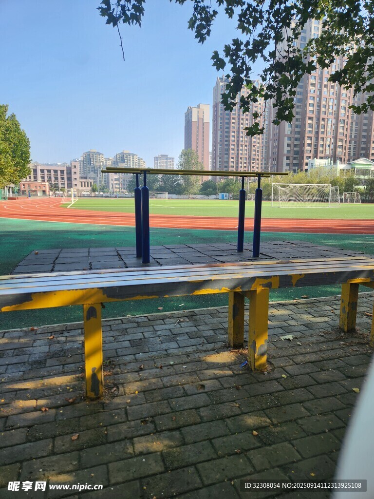校園操場(chǎng)旁的休閑長(zhǎng)椅