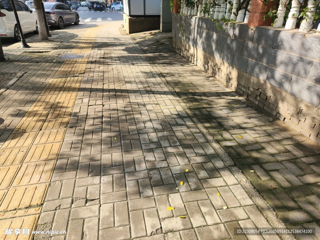 戶外磚石鋪就的步行小徑