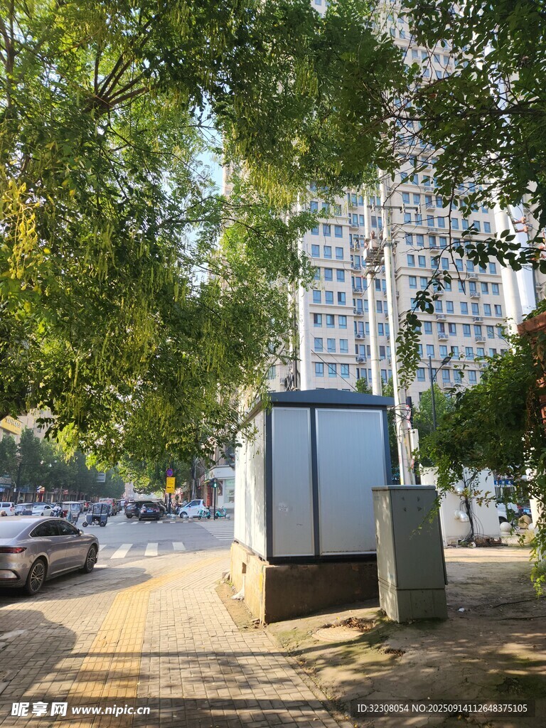 街邊綠蔭下的簡(jiǎn)易小屋
