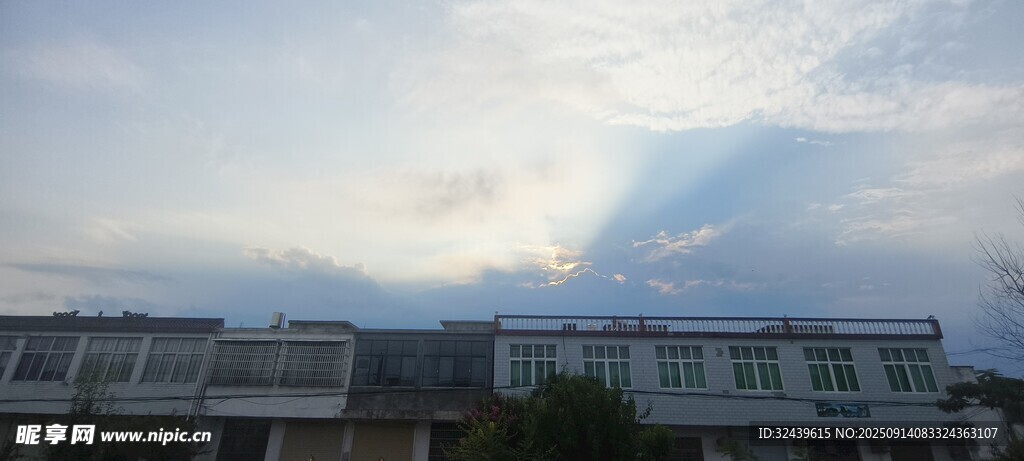 傍晚城市建筑上的天空