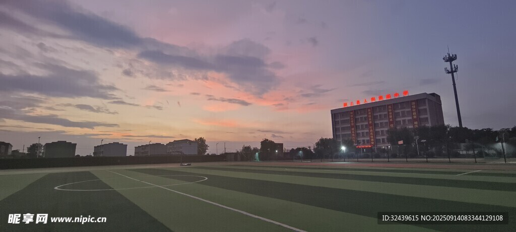 黃昏下的開闊場地與建筑