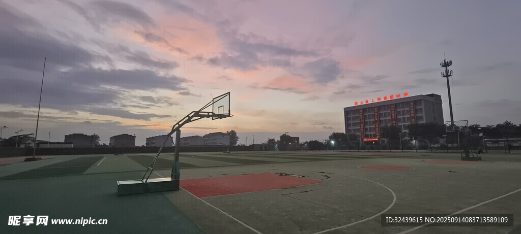 黃昏下的空曠籃球場