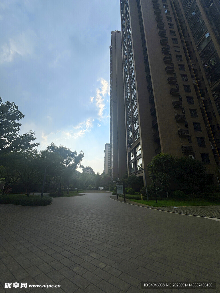 城市住宅區(qū)的寬闊道路