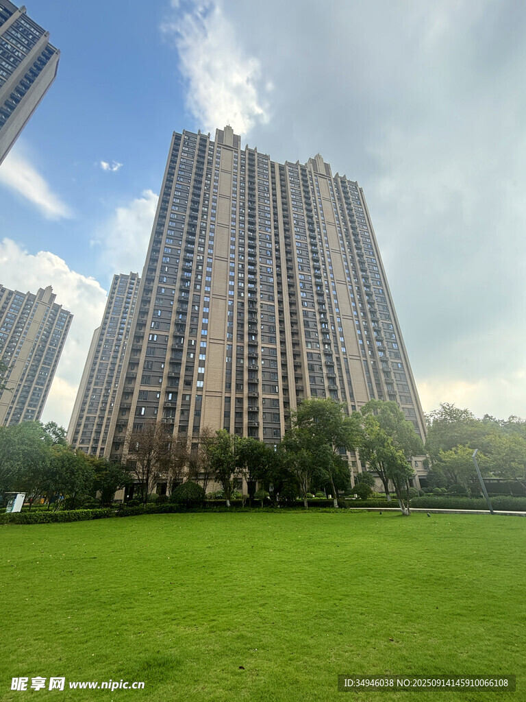 城市綠地旁的高層住宅樓