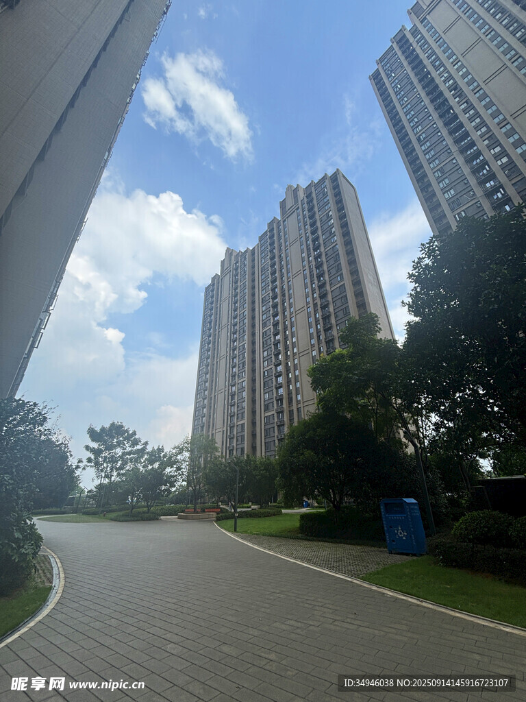 城市道路旁的高層住宅區(qū)