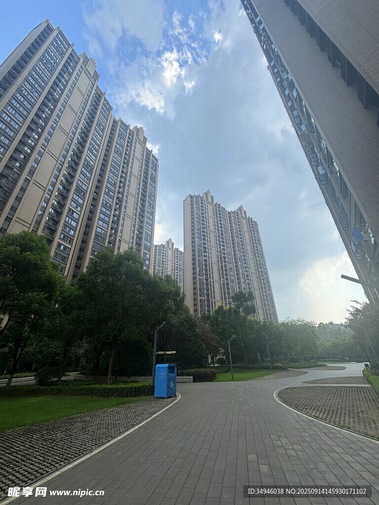 城市道路旁的高層住宅區(qū)
