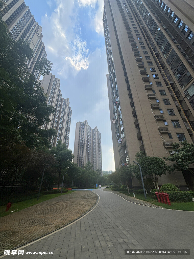 城市住宅區(qū)的寬闊道路