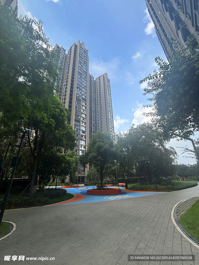 小區(qū)內(nèi)的高樓與休閑區(qū)域