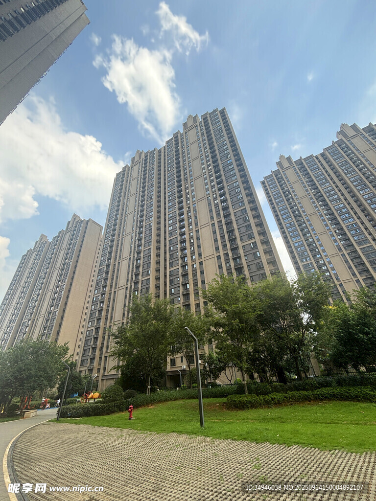 城市高樓旁的綠地景觀