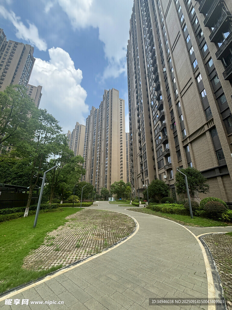 小區(qū)內的蜿蜒小路與高樓