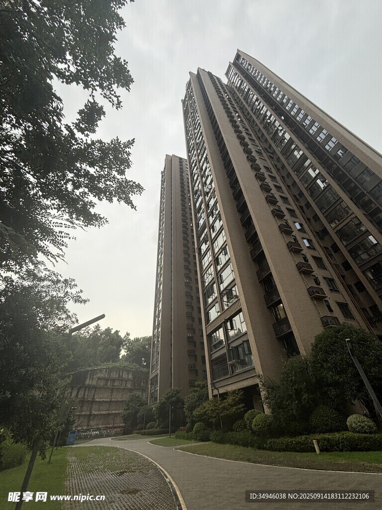 城市中高聳的居民住宅樓