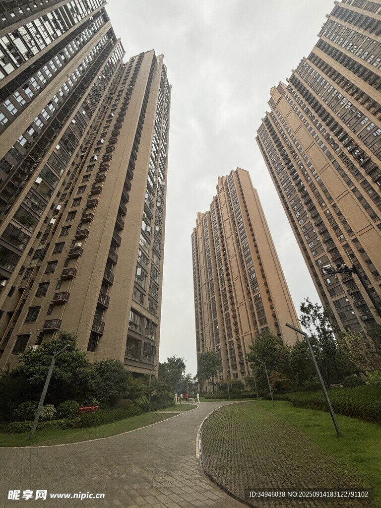 城市高樓間的幽靜小路