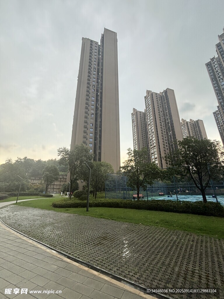 城市高樓旁的綠地景觀