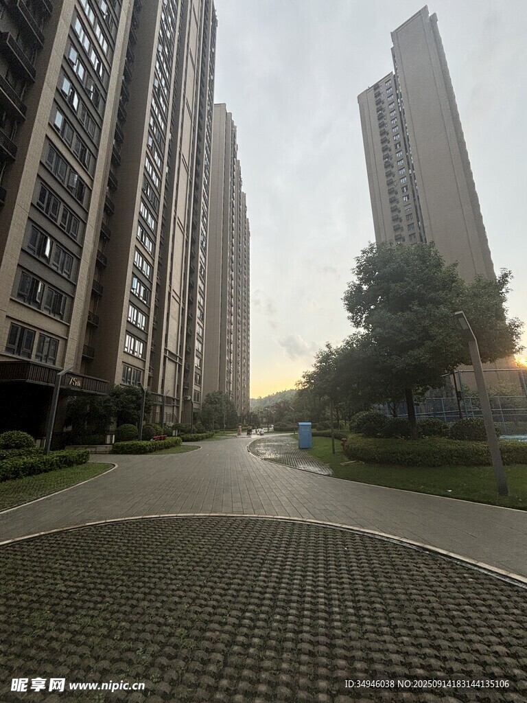 小區(qū)內(nèi)的寬闊道路與高樓