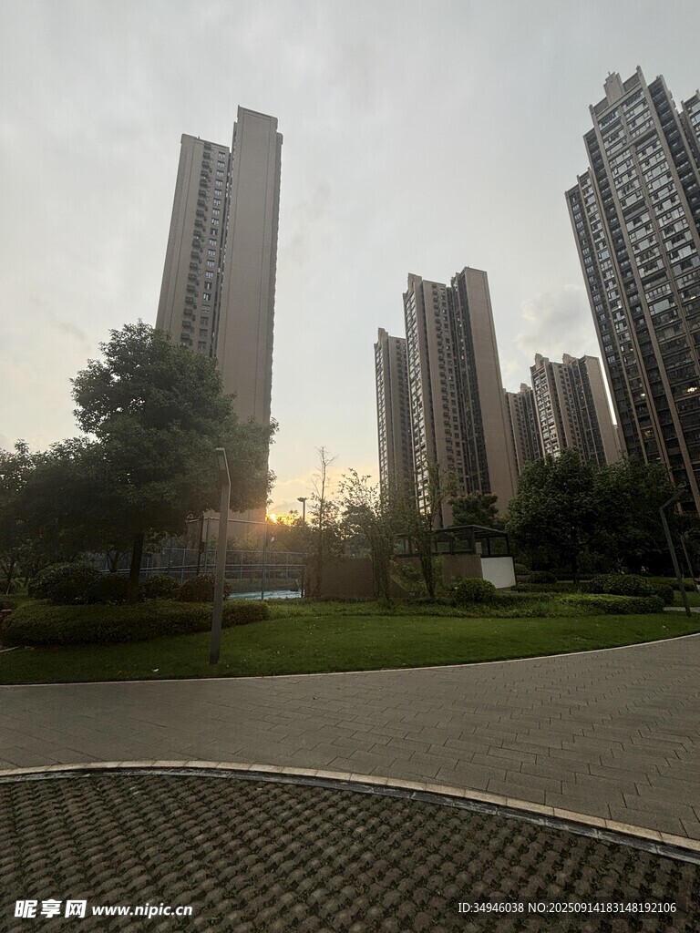 夕陽下的城市高樓景觀