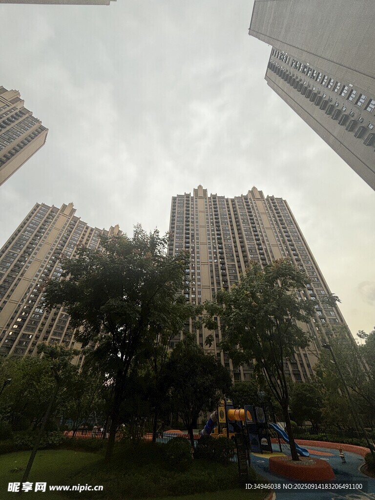小區(qū)內(nèi)高樓與綠化景觀