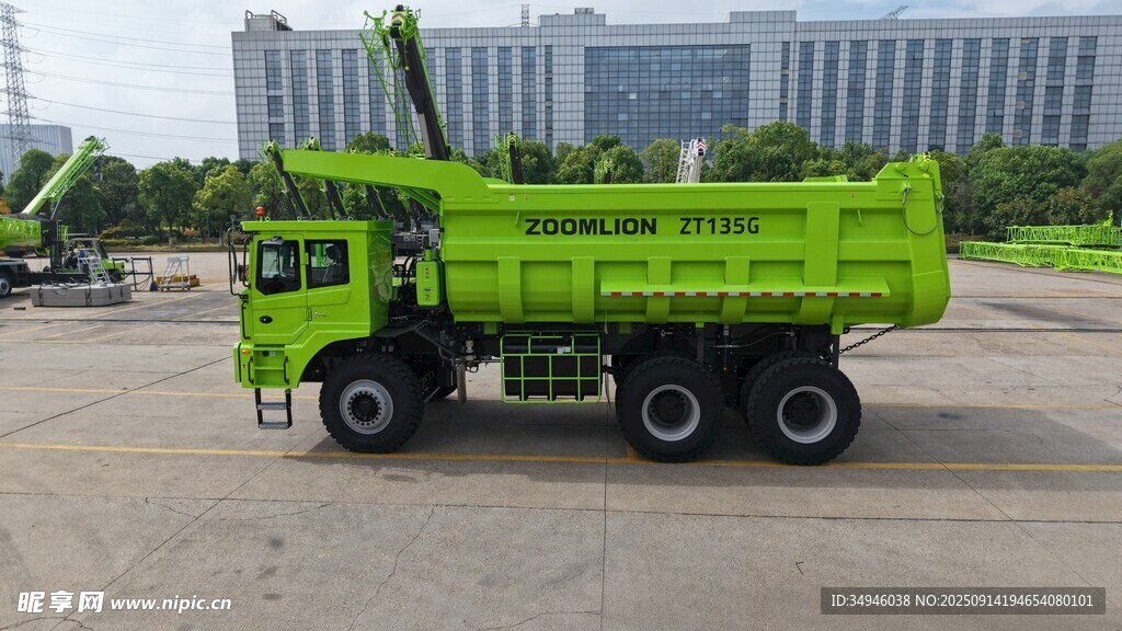 綠色重型自卸卡車(chē)