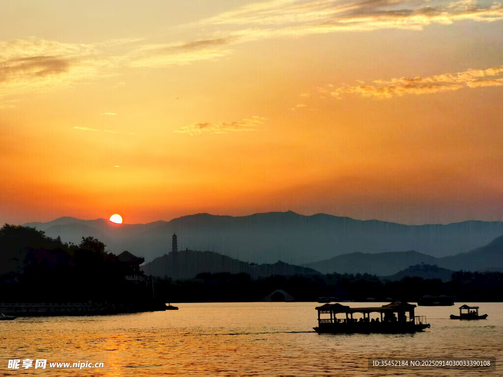 夕陽湖畔