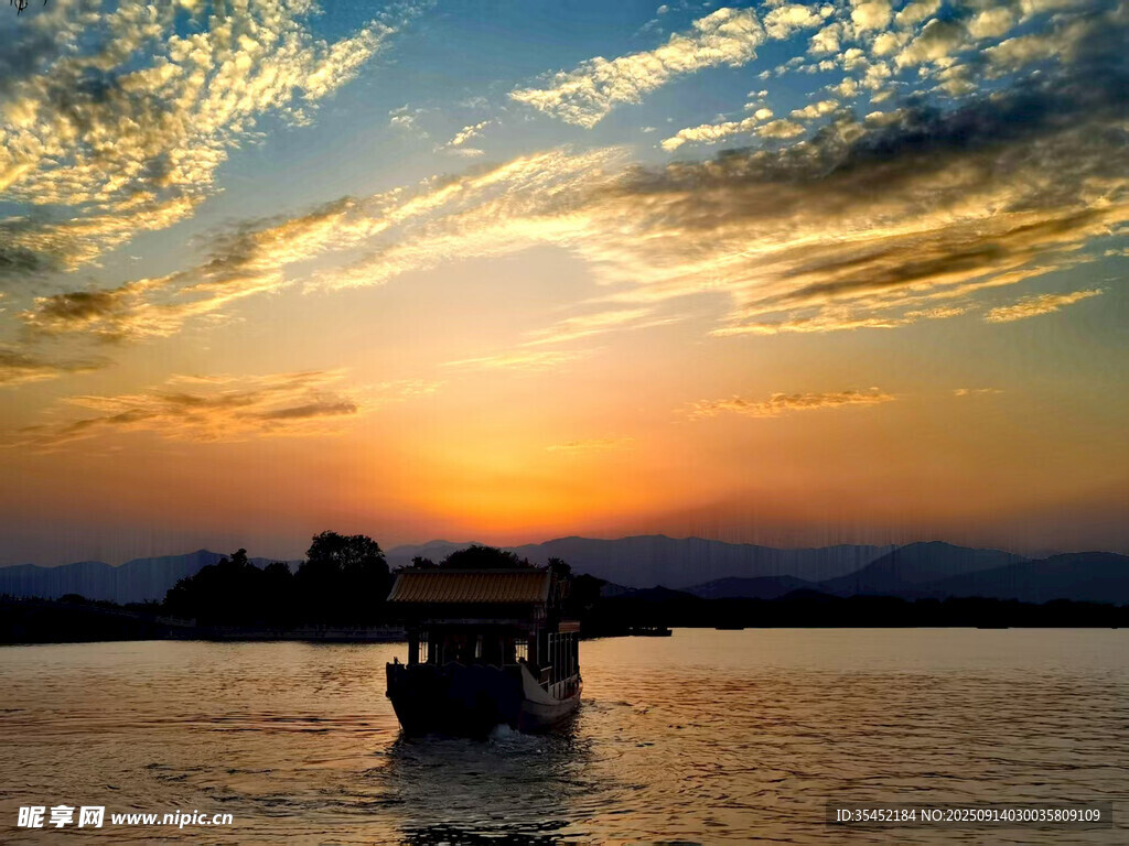夕陽湖面