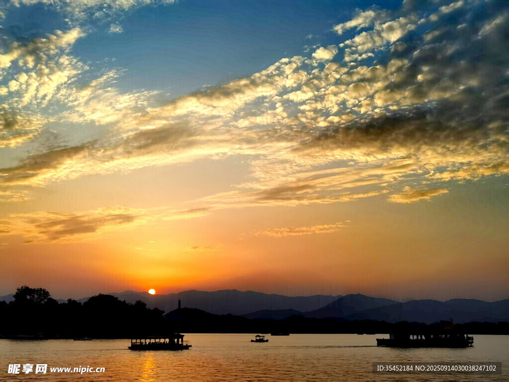 夕陽湖面