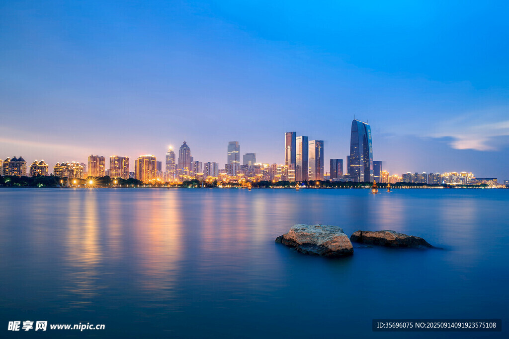 城市濱水夜景風光