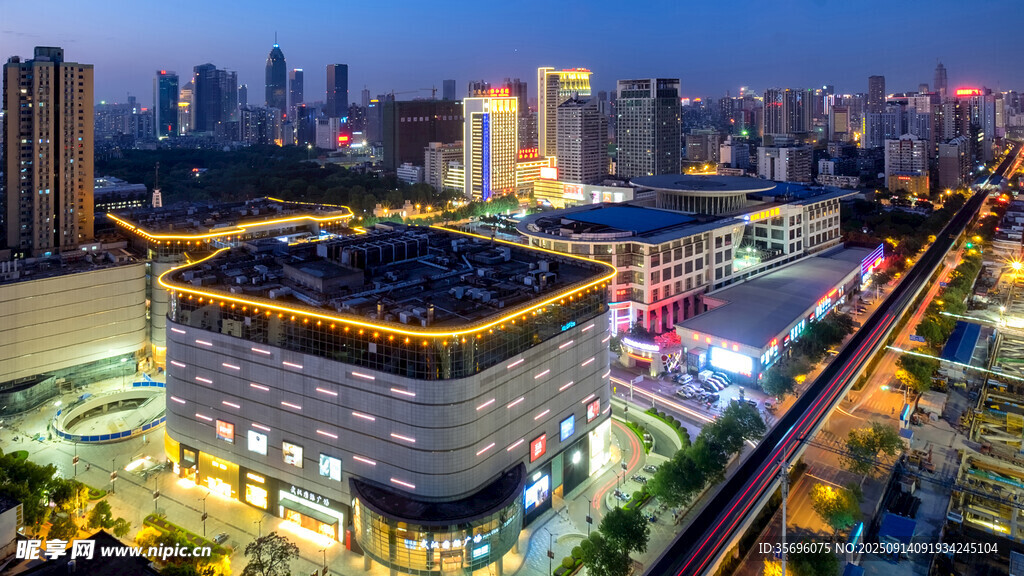 城市中式建筑夜景俯瞰