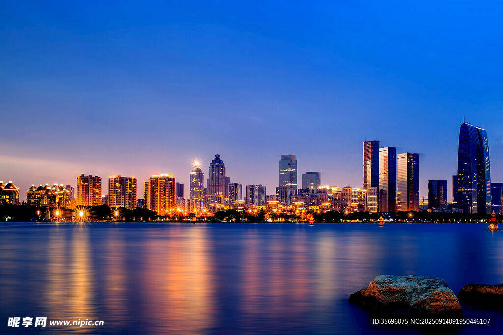 城市湖畔璀璨夜景