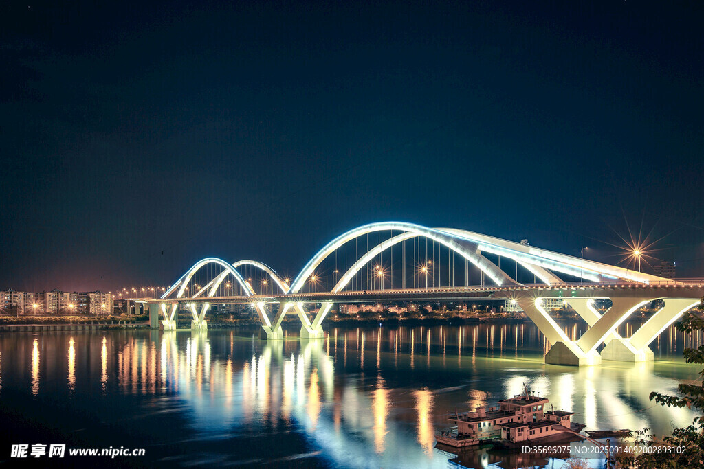 璀璨夜景中的拱形橋梁