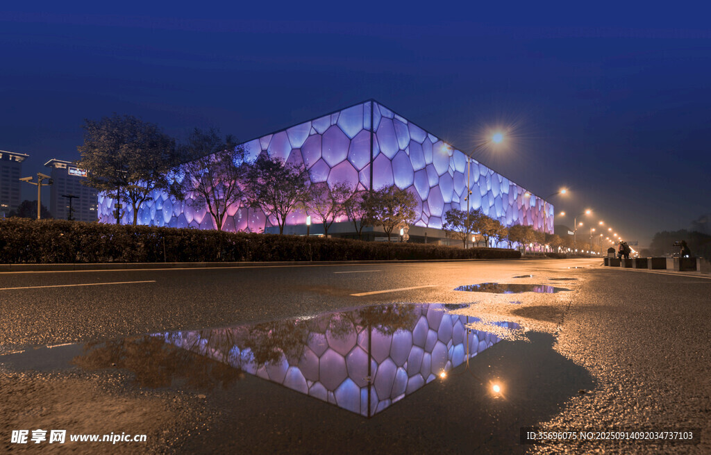 夜晚璀璨燈光建筑倒影圖