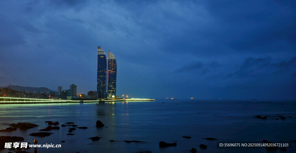 夜幕下的海邊高樓景觀