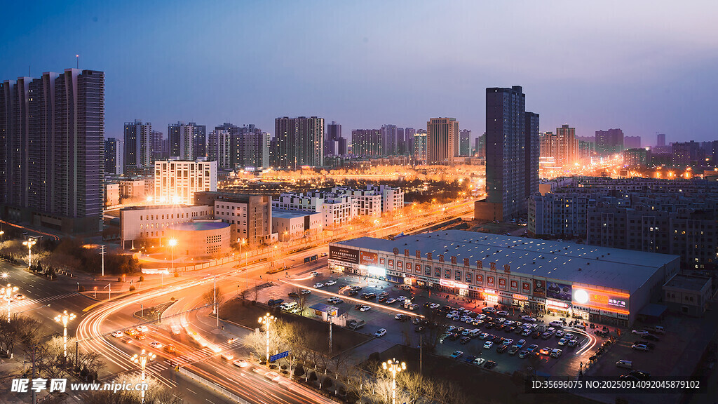 城市夜景中的繁華交通景象