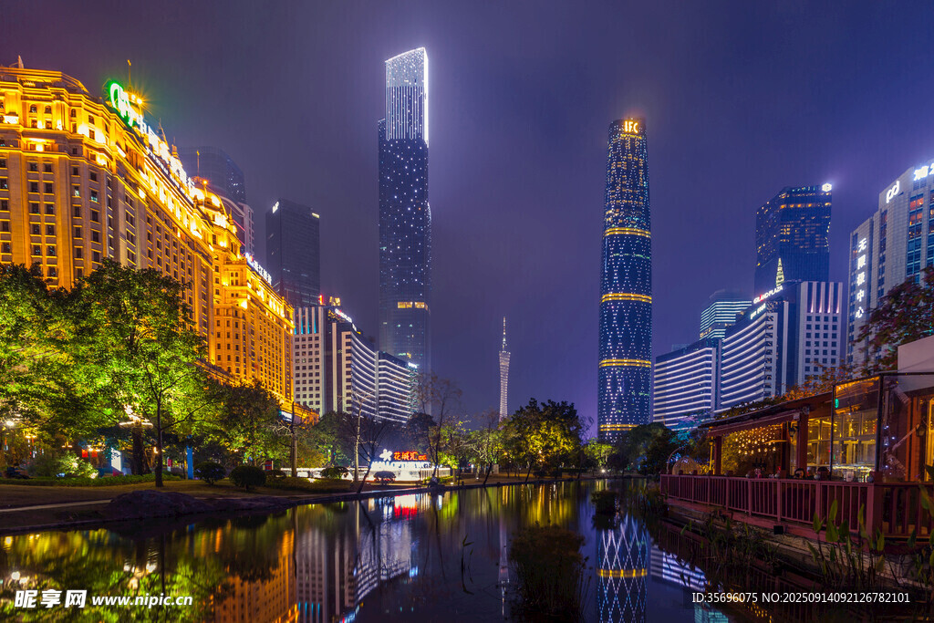 城市河畔璀璨夜景