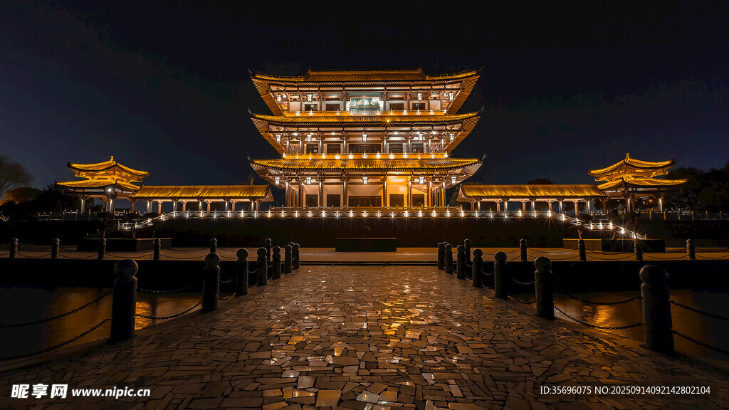 夜晚璀璨的中式古建筑