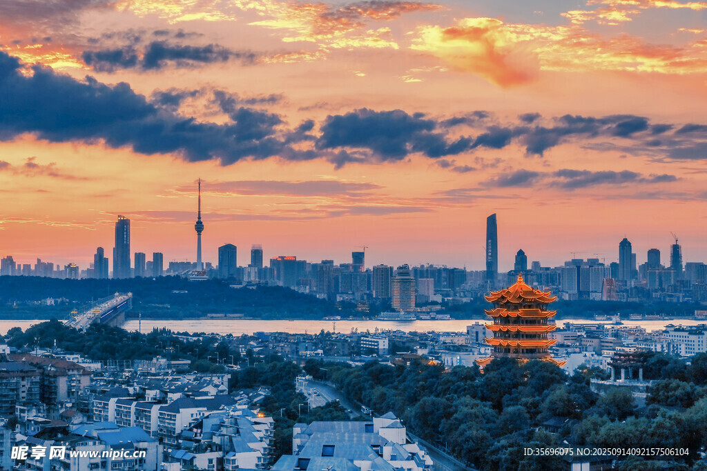 夕陽下的城市與古典建筑