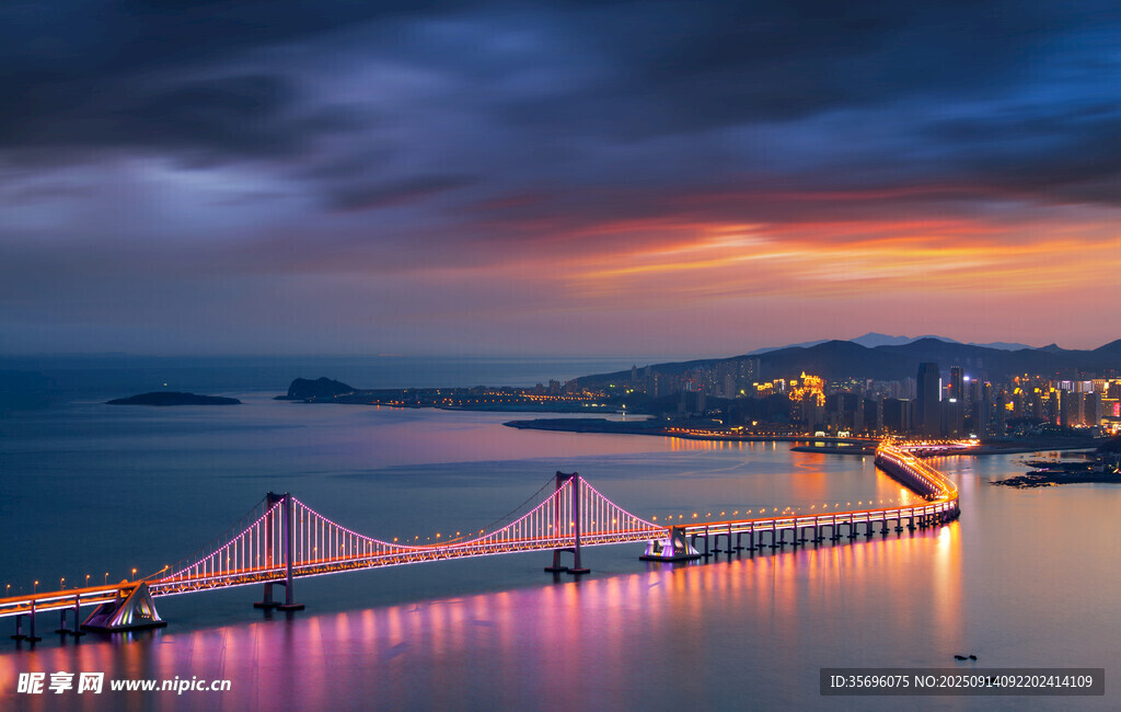 夜幕下的跨海大橋美景