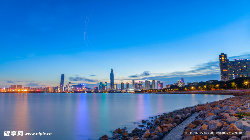 城市河畔夜景風(fēng)光