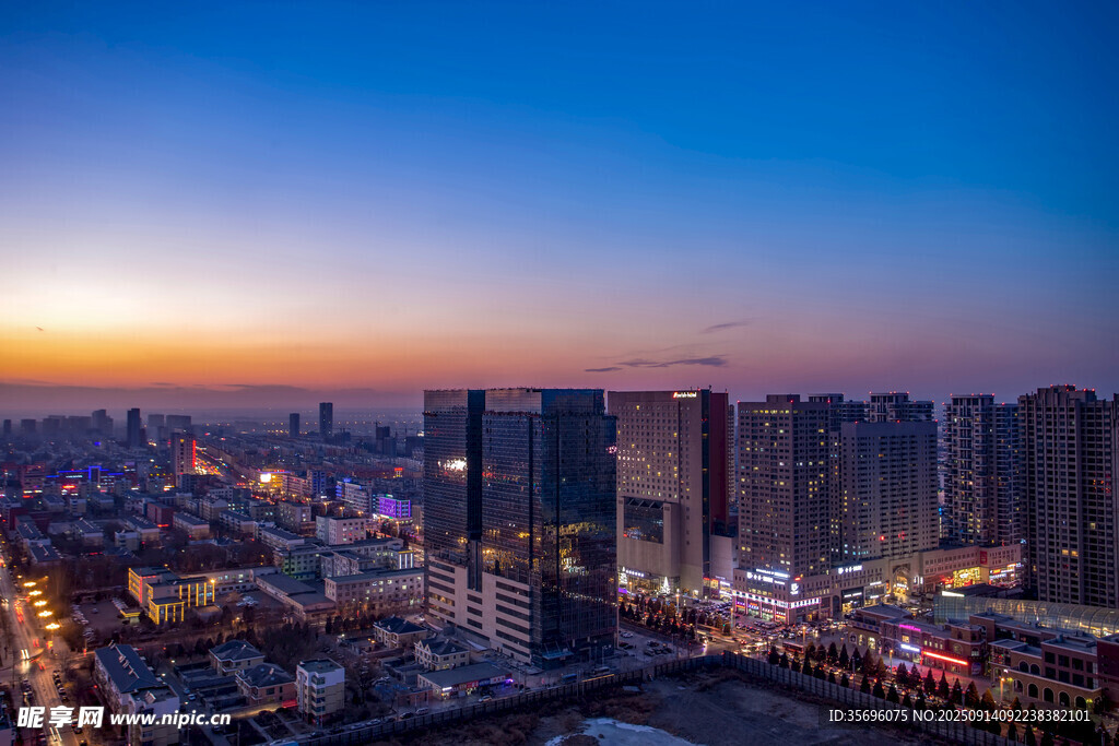 城市黃昏夜景璀璨燈火